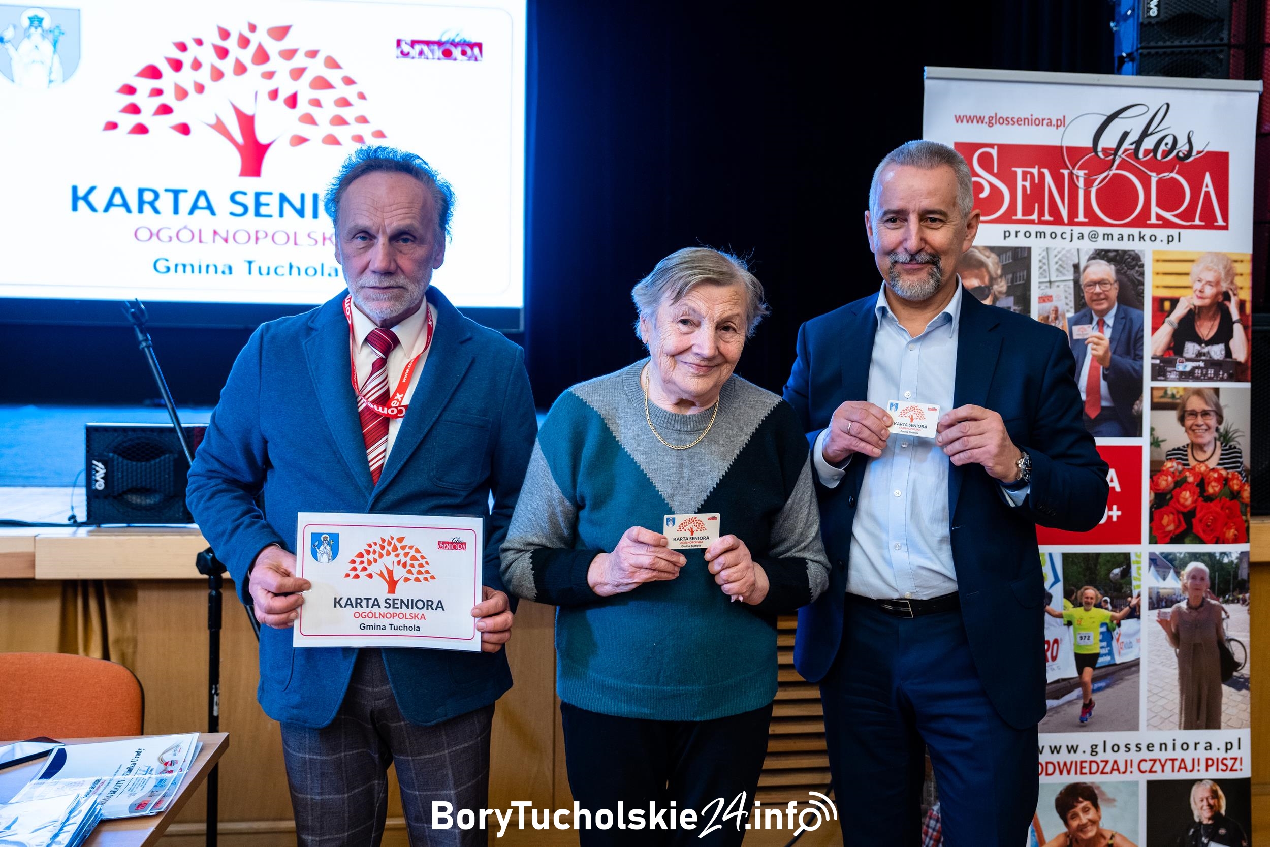 Seniorzy z gminy Tuchola odebrali swoje Karty Seniora 