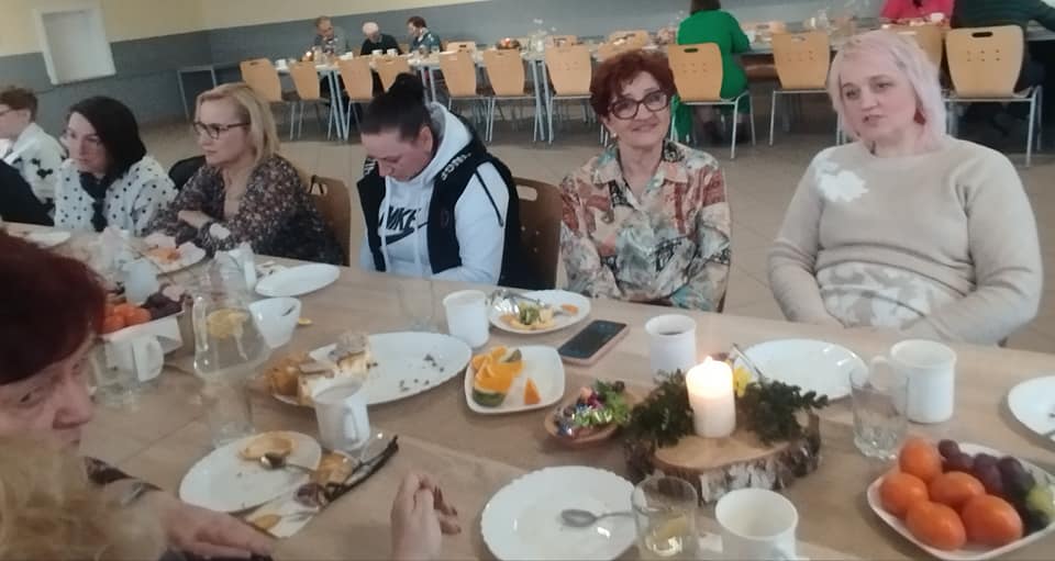 Dzień Kobiet w Klaskawie. Pan Janek zagrał na akordeonie (FOTO)