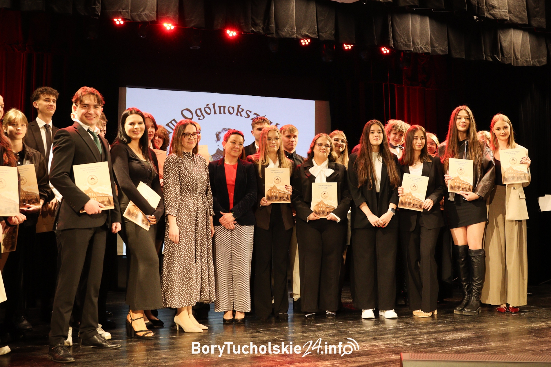 Cztery lata minęły. Absolwenci z Czerska zakończyli szkolny etap (FOTO)