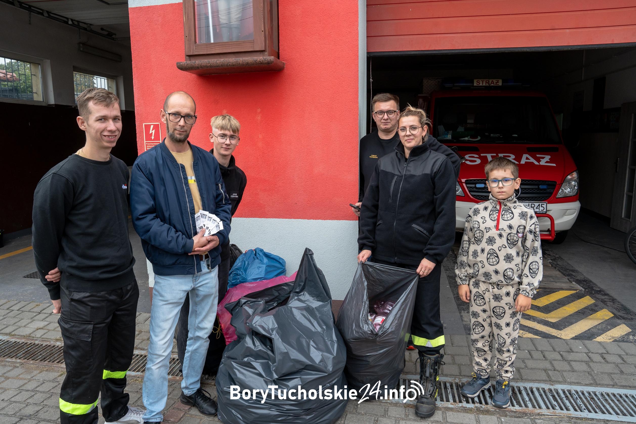 Poprosili mieszkańców o puszki i butelki. Akcja strażaków z Osiecznej i Szlachty (FOTO, WIDEO)
