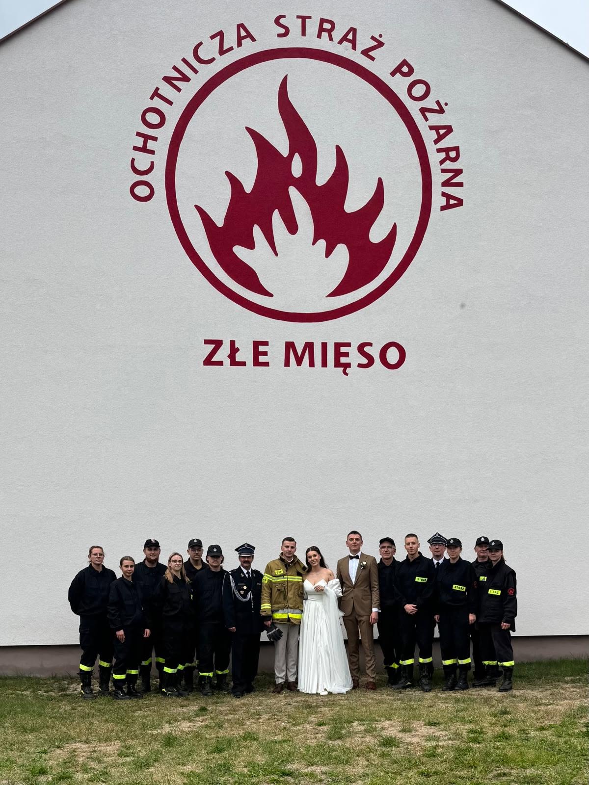 Druh z OSP w Złym Mięsie stanął na ślubnym kobiercu. Strażacy towarzyszyli mu w wyjątkowym dniu (FOTO, WIDEO) 