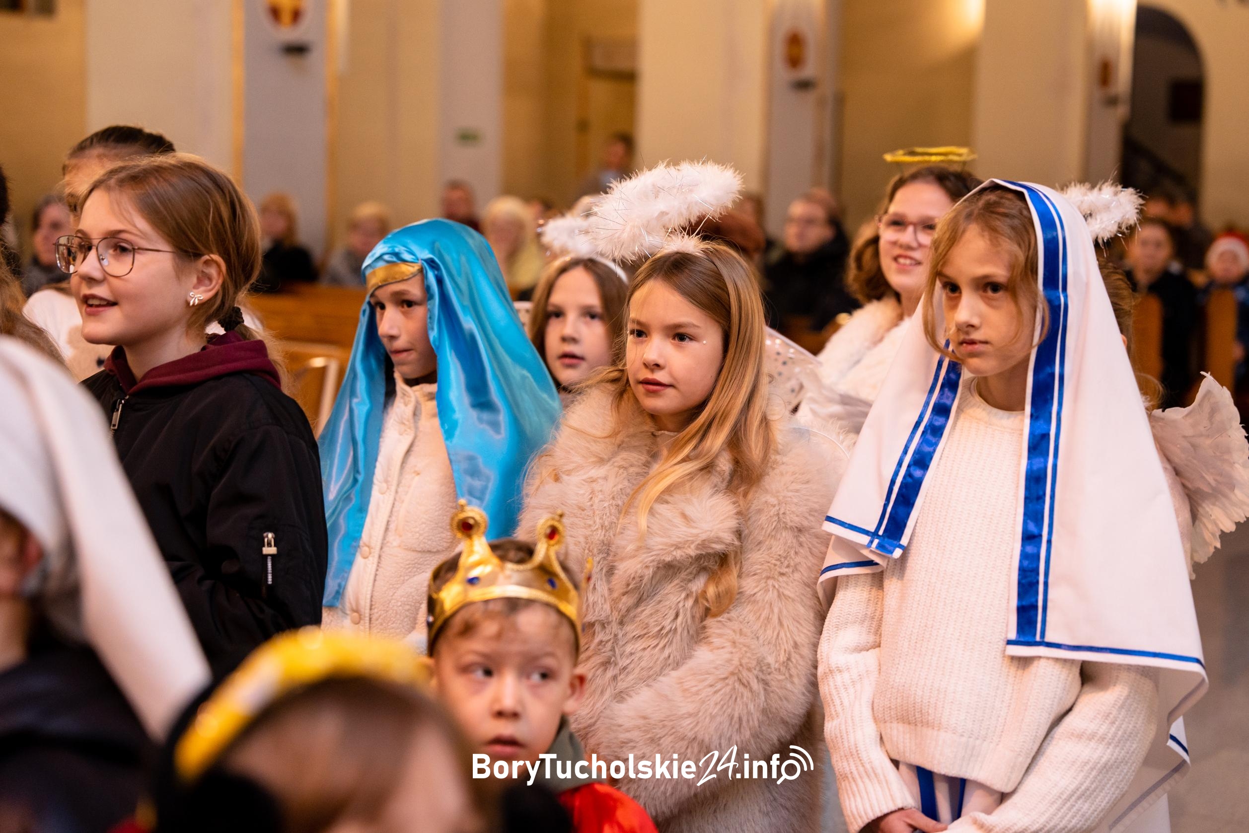 Przez kościół przejechał pociąg pełen małych świętych. Bal w kościele Bożego Ciała w Tucholi (FOTO, WIDEO)