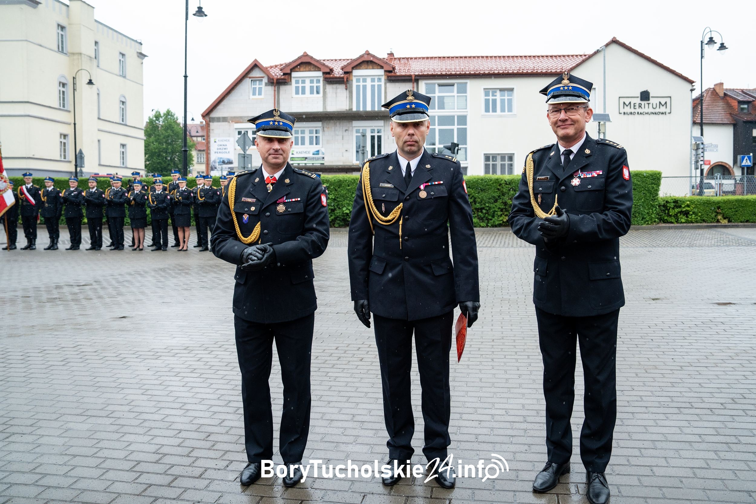 Łukasz Grugel (w środku) do tej pory pełnił funkcję zastępcy komendanta powiatowego w Tucholi.