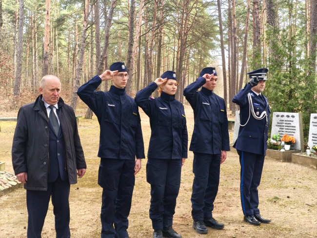 Policjanci i uczniowie Nowodworka upamiętnili ofiary Katynia