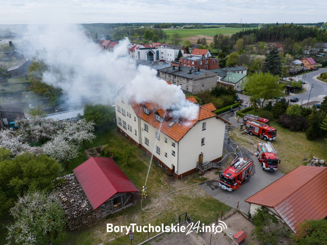 Pożar plebanii w Śliwicach. Strażacy walczą z płomieniami (FOTO, WIDEO)