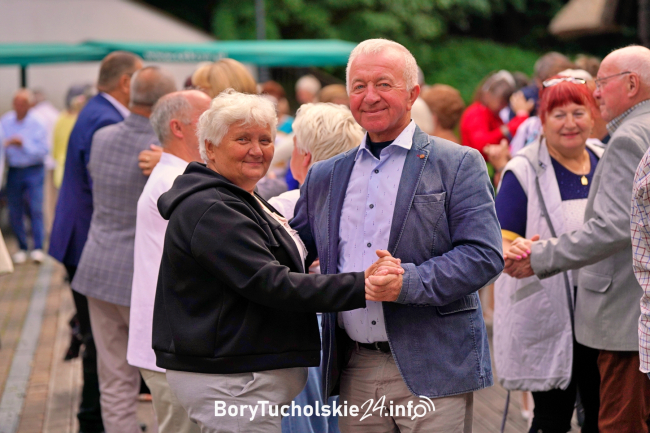 Seniorzy opanowali amfiteatr w Cekcynie. Wspólny piknik nad jeziorem (FOTO, WIDEO)