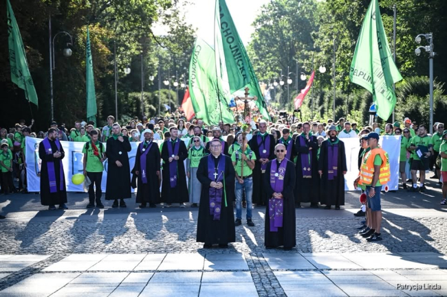 Po dwóch tygodniach drogi dotarli na Jasną Górę. Wśród pielgrzymów liczna grupa z gminy Czersk (FOTO)