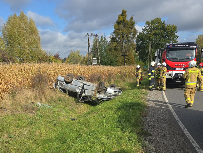 Dachowanie na DW237 w rejonie Pruszcza. Ranny 62-latek przetransportowany śmigłowcem LPR